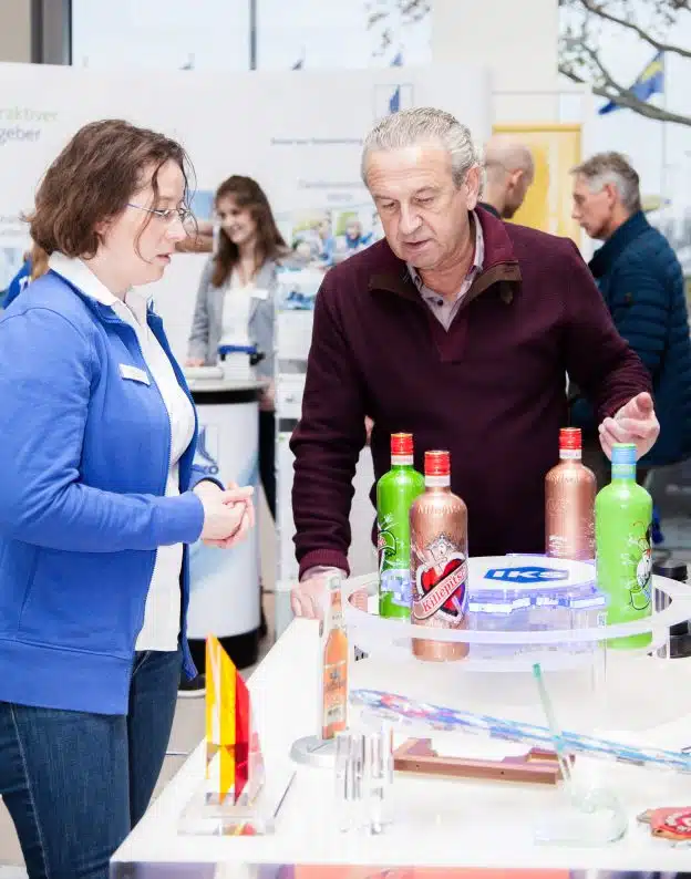 Frau Groth (IKS) im Fachgespräch mit einem Interessenten